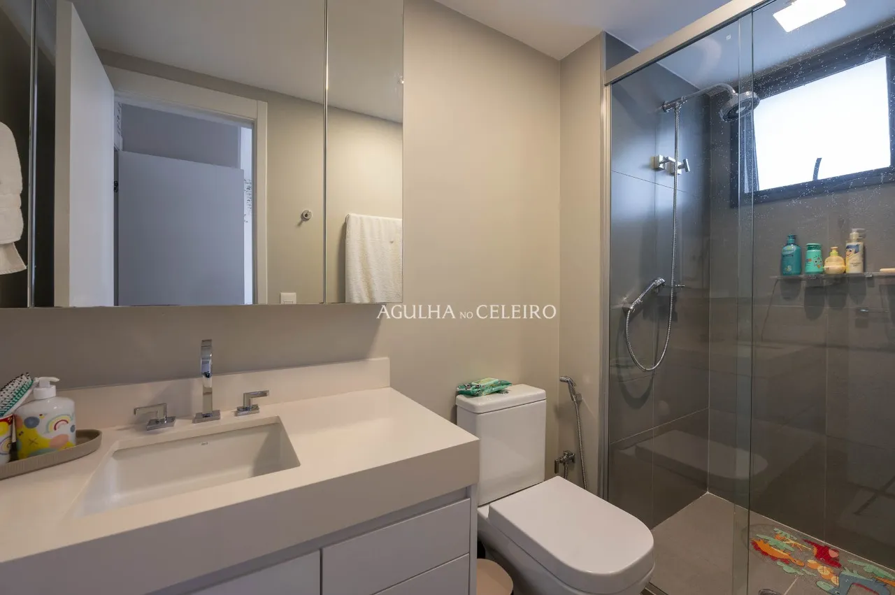 Apartamento reformado em prédio novo à venda em Moema. – 21889