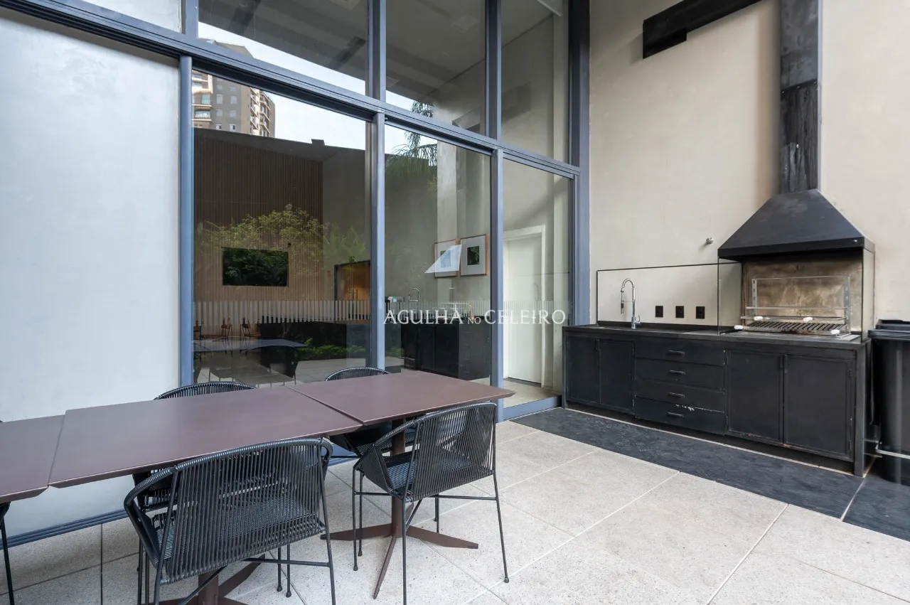 Apartamento reformado em prédio novo à venda em Moema. – 21889