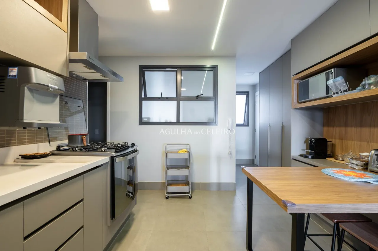 Apartamento reformado em prédio novo à venda em Moema. – 21889