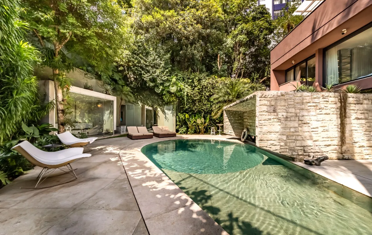 Casa com arquitetura brutalista reinterpretada e rooftop com vista para o pôr do sol, em Pinheiros. – 21921