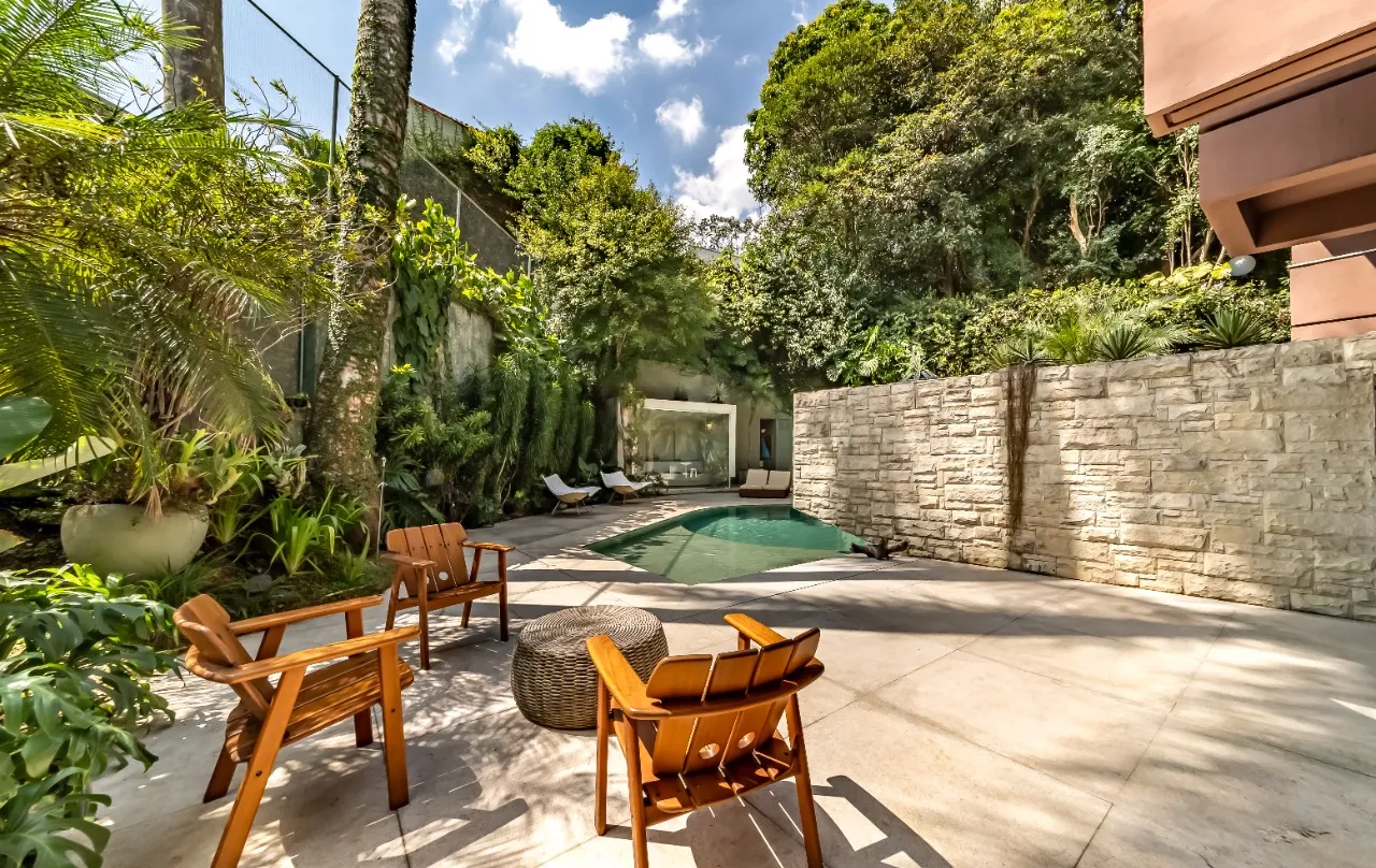 Casa com arquitetura brutalista reinterpretada e rooftop com vista para o pôr do sol, em Pinheiros. – 21921