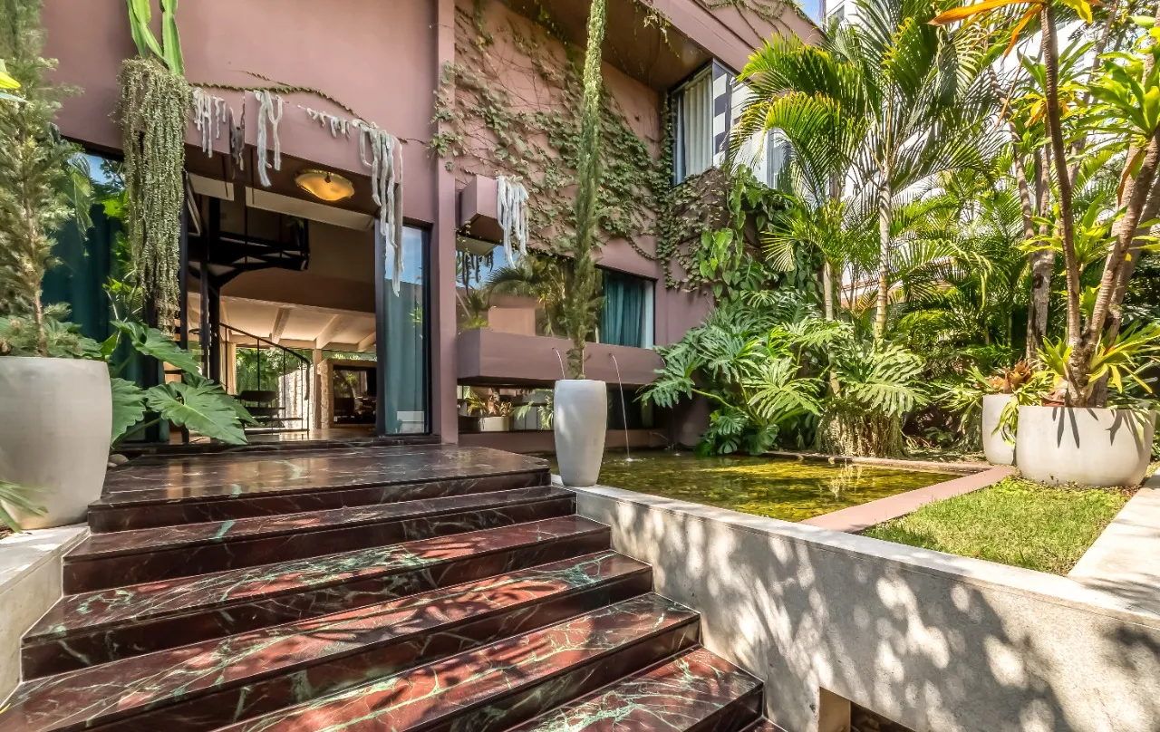Casa com arquitetura brutalista reinterpretada e rooftop com vista para o pôr do sol, em Pinheiros. – 21921