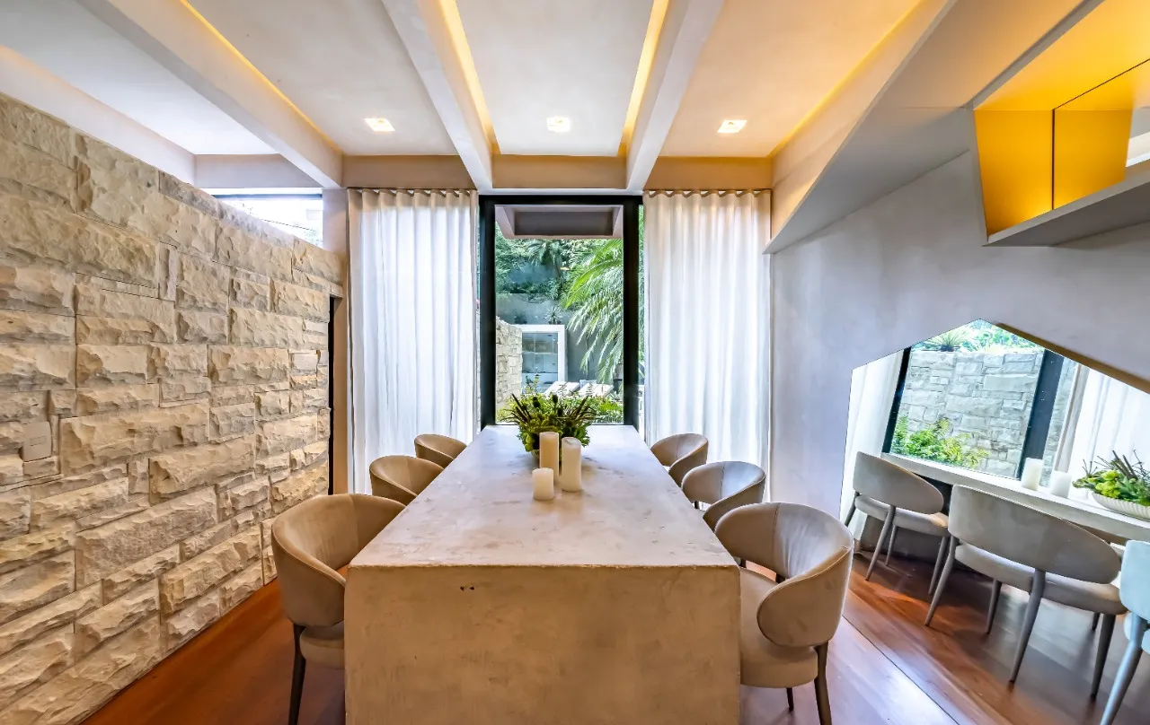 Casa com arquitetura brutalista reinterpretada e rooftop com vista para o pôr do sol, em Pinheiros. – 21921