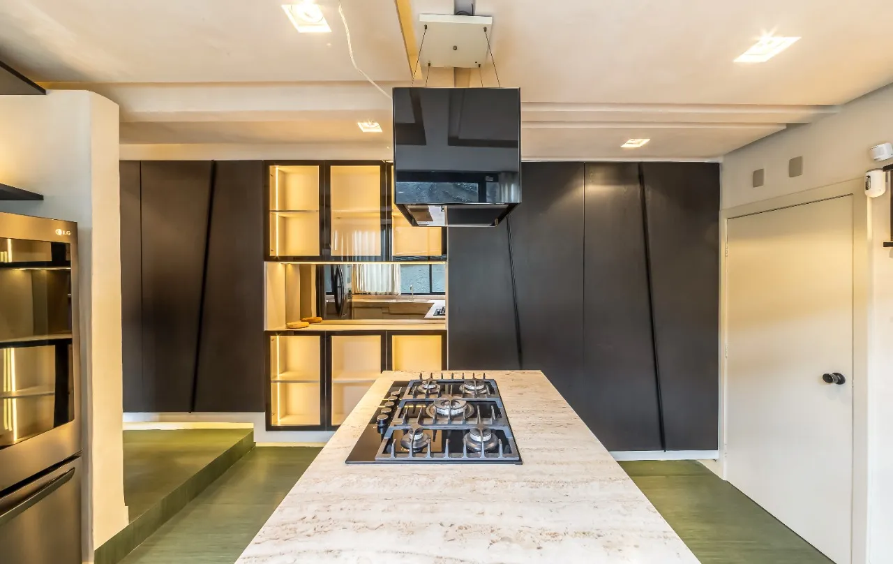 Casa com arquitetura brutalista reinterpretada e rooftop com vista para o pôr do sol, em Pinheiros. – 21921