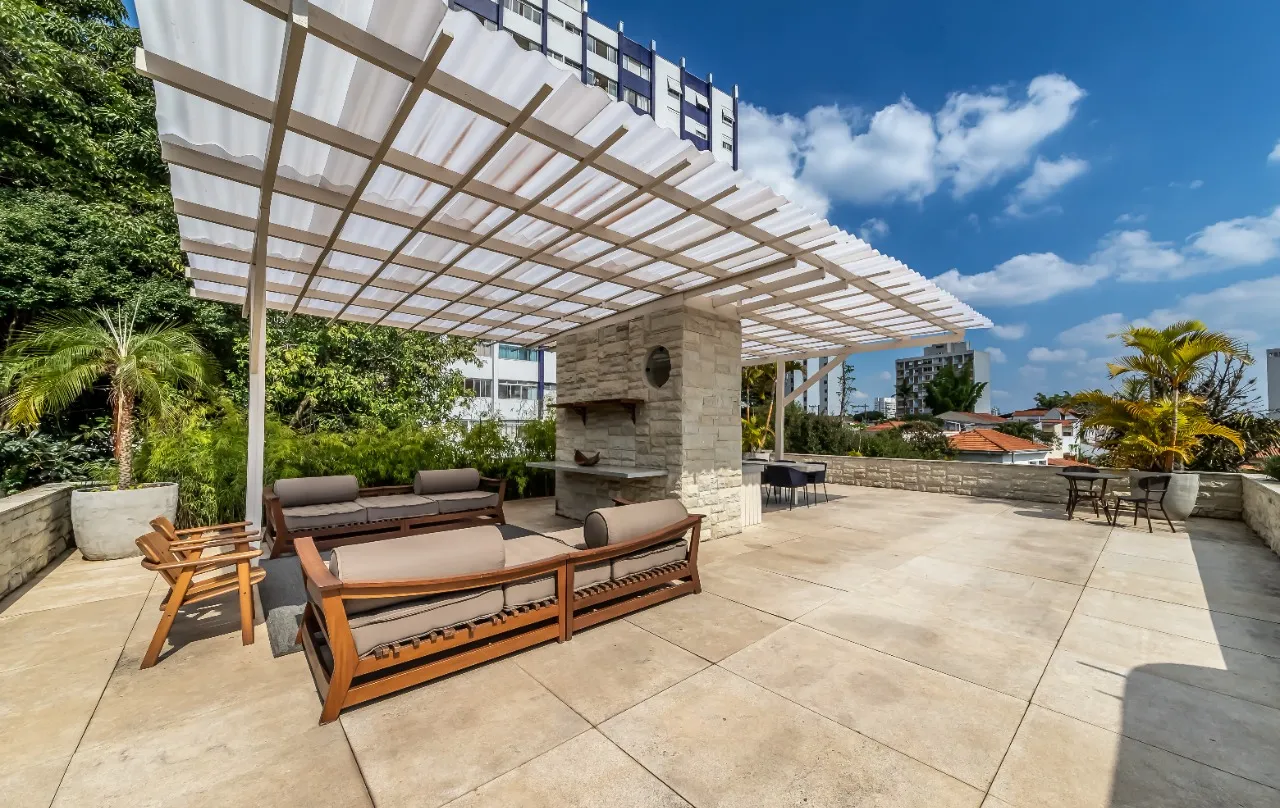 Casa com arquitetura brutalista reinterpretada e rooftop com vista para o pôr do sol, em Pinheiros. – 21921