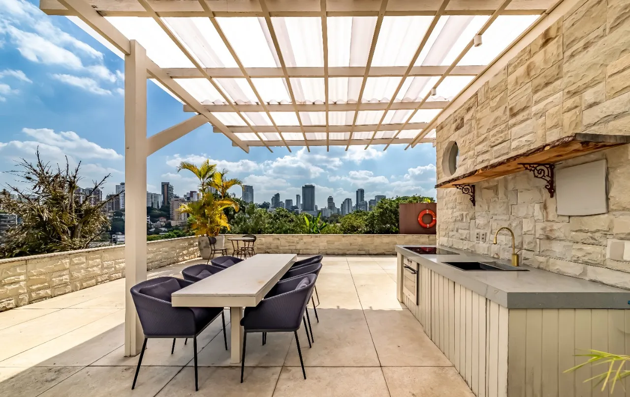 Casa com arquitetura brutalista reinterpretada e rooftop com vista para o pôr do sol, em Pinheiros. – 21921