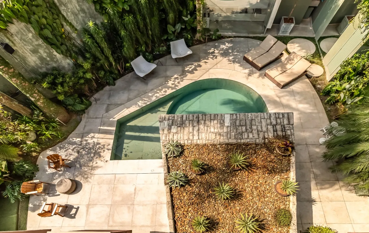 Casa com arquitetura brutalista reinterpretada e rooftop com vista para o pôr do sol, em Pinheiros. – 21921