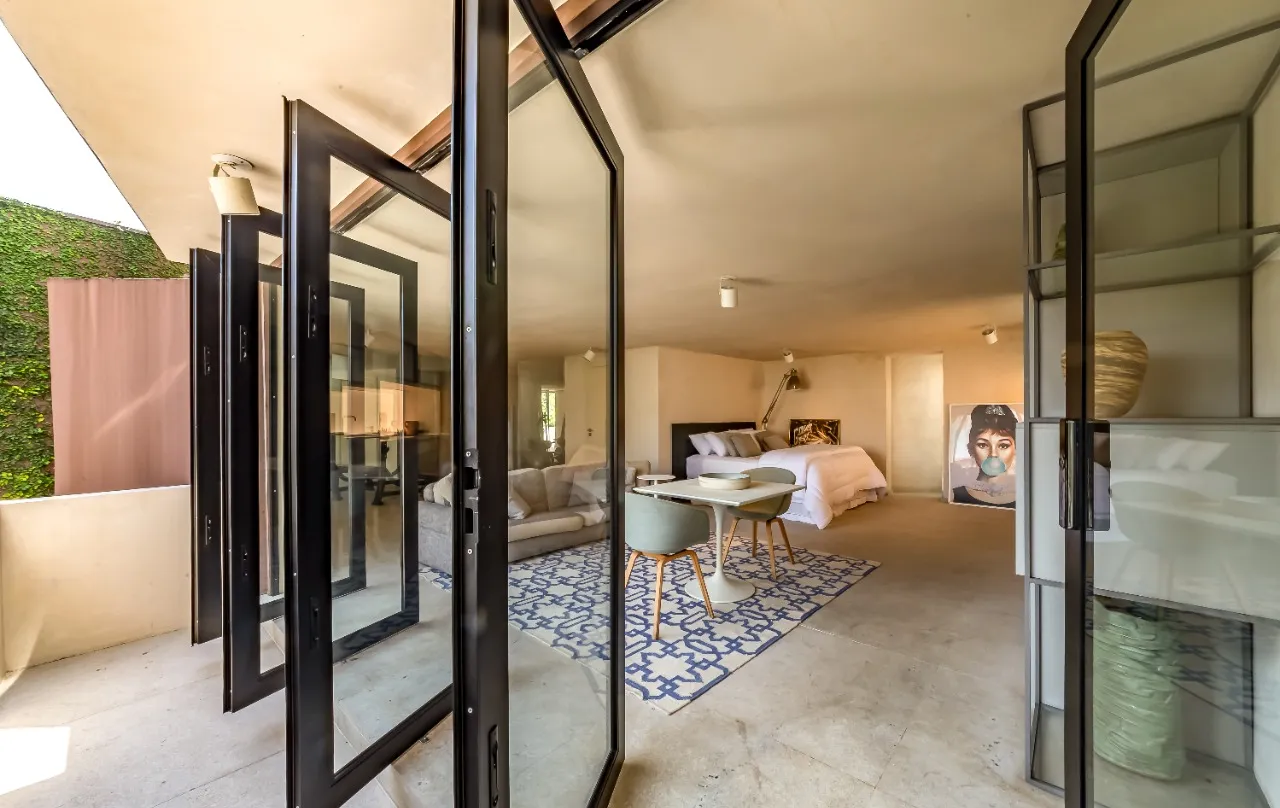 Casa com arquitetura brutalista reinterpretada e rooftop com vista para o pôr do sol, em Pinheiros. – 21921