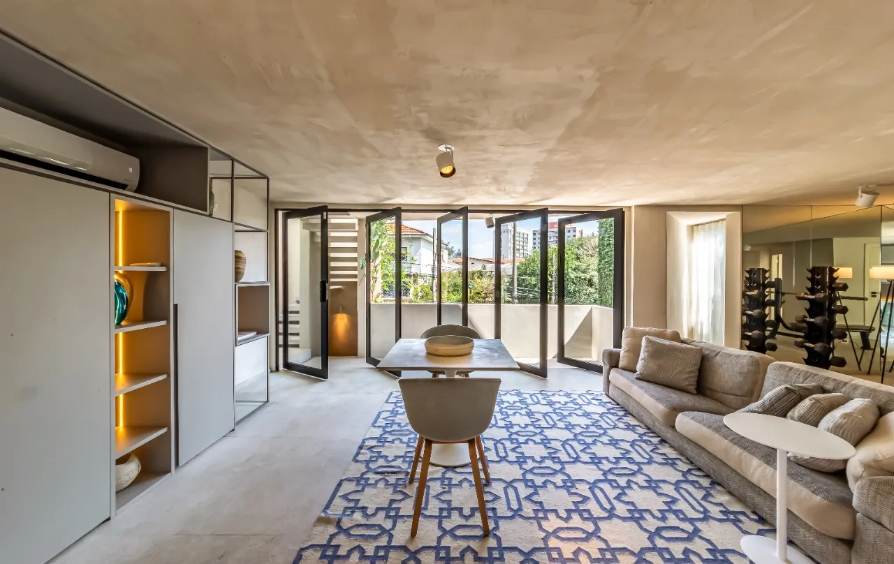 Casa com arquitetura brutalista reinterpretada e rooftop com vista para o pôr do sol, em Pinheiros. – 21921
