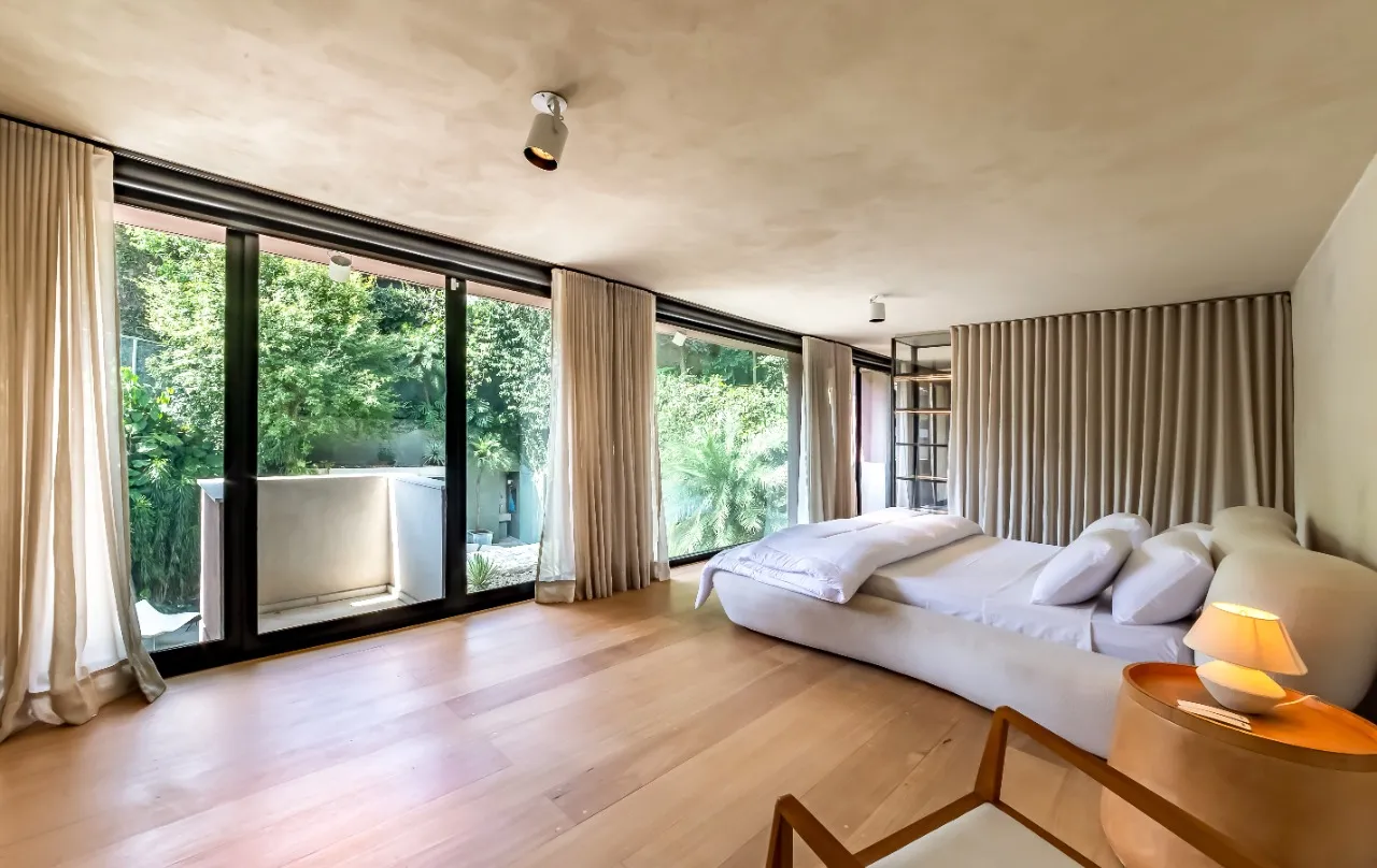 Casa com arquitetura brutalista reinterpretada e rooftop com vista para o pôr do sol, em Pinheiros. – 21921