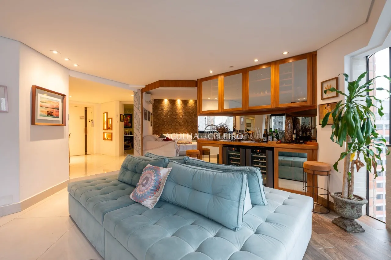 Apartamento reformado em Moema Pássaros ao lado docolégio Móbile. – 22056