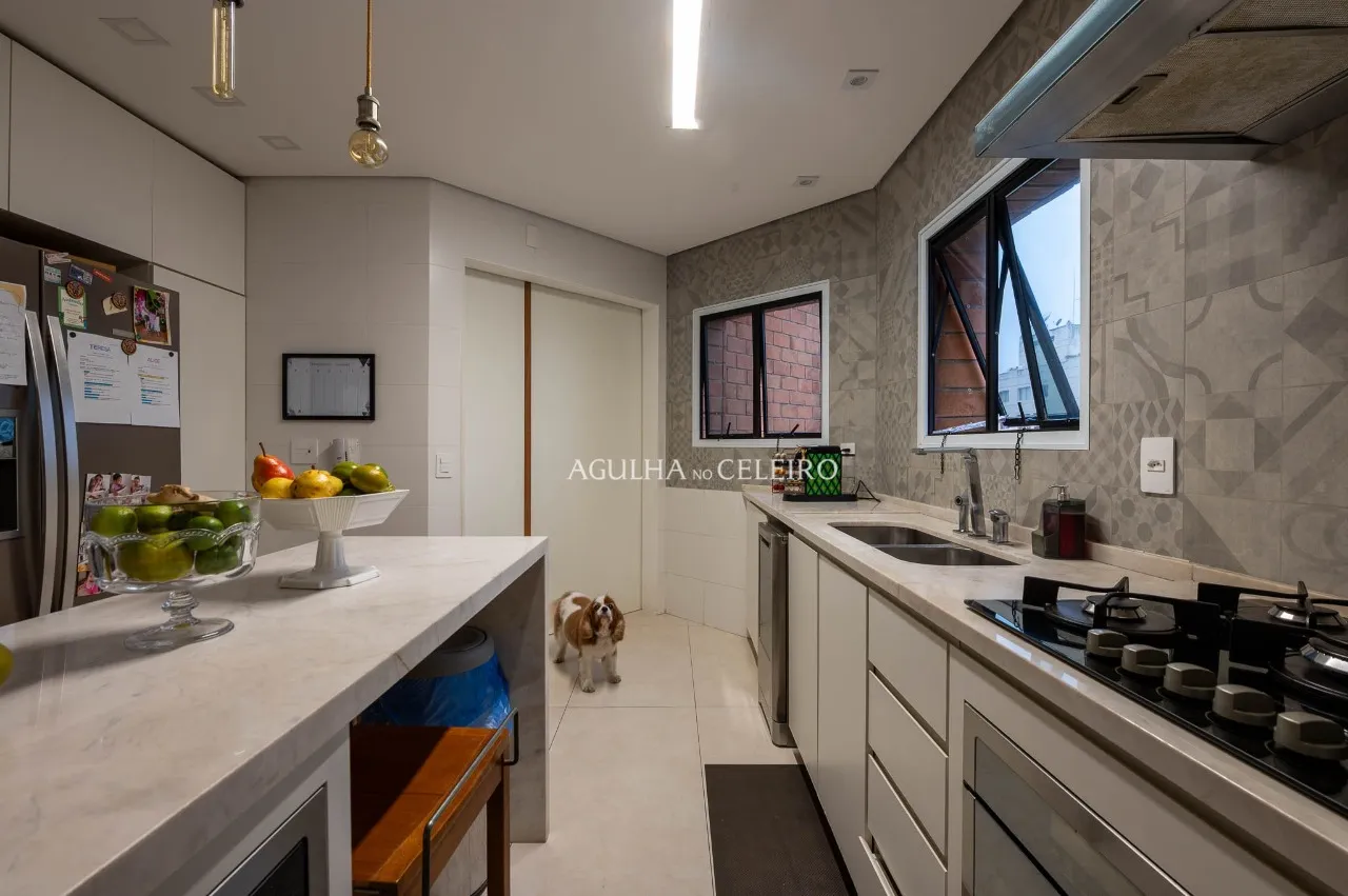 Apartamento reformado em Moema Pássaros ao lado docolégio Móbile. – 22056