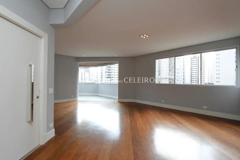 Apartamento reformado de alto padrão com 244 m² úteis. – AP1764