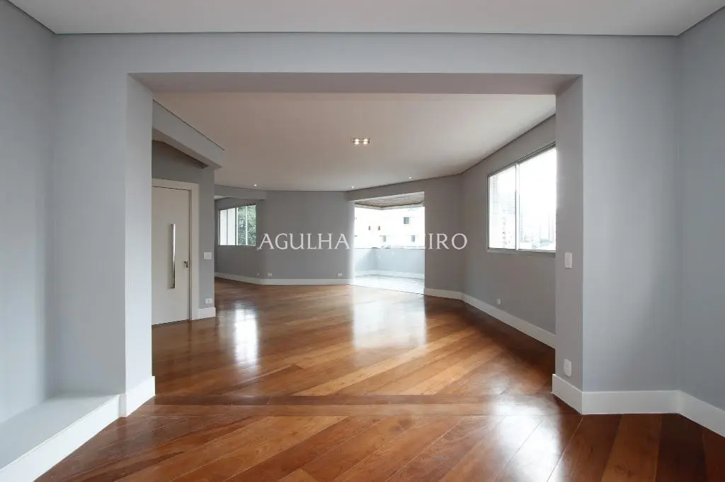 Apartamento reformado de alto padrão com 244 m² úteis. – AP1764