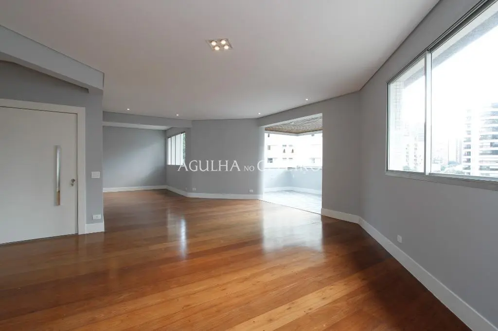 Apartamento reformado de alto padrão com 244 m² úteis. – AP1764