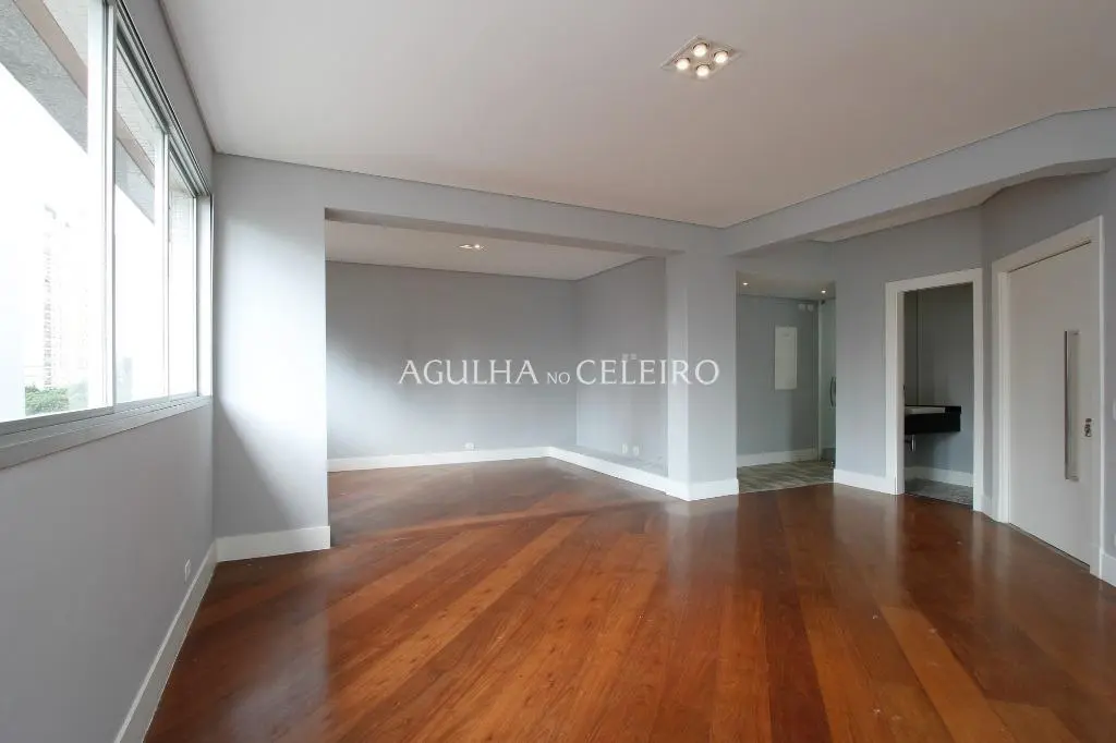 Apartamento reformado de alto padrão com 244 m² úteis. – AP1764