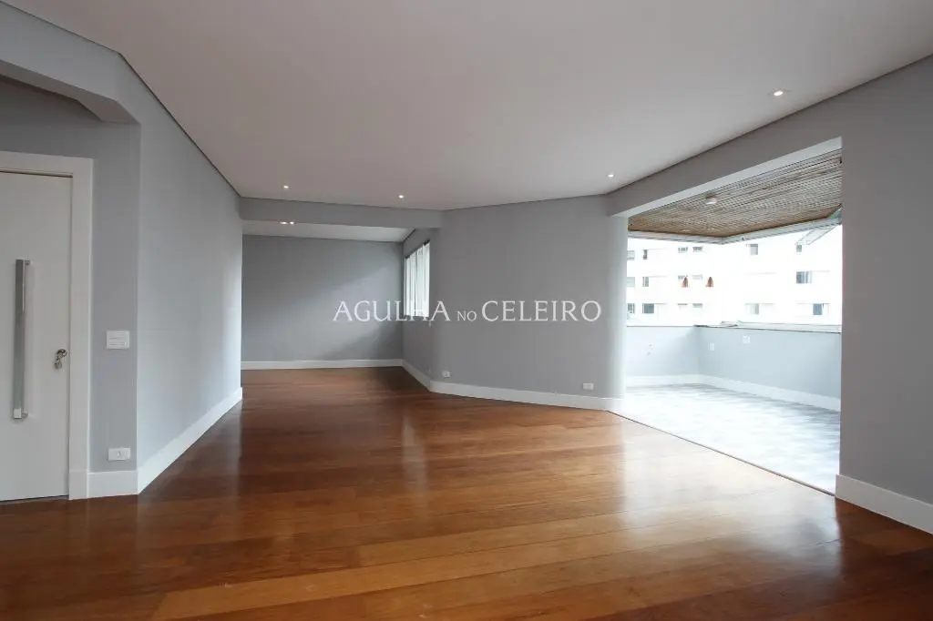 Apartamento reformado de alto padrão com 244 m² úteis. – AP1764