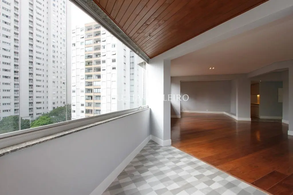 Apartamento reformado de alto padrão com 244 m² úteis. – AP1764