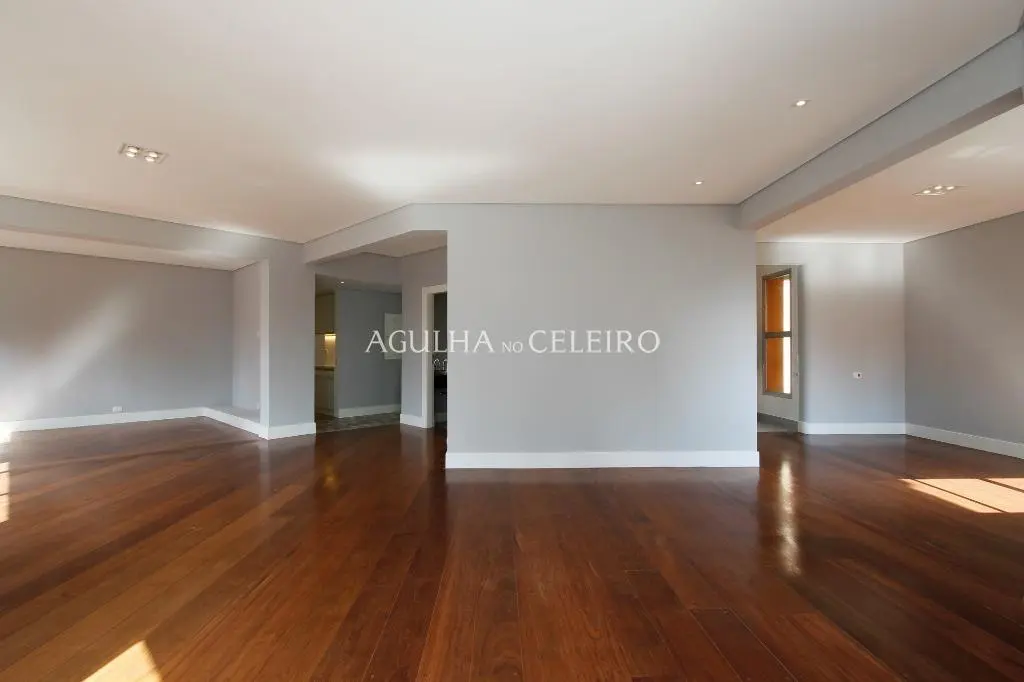 Apartamento reformado de alto padrão com 244 m² úteis. – AP1764