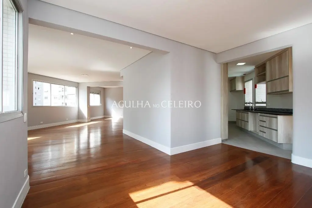 Apartamento reformado de alto padrão com 244 m² úteis. – AP1764
