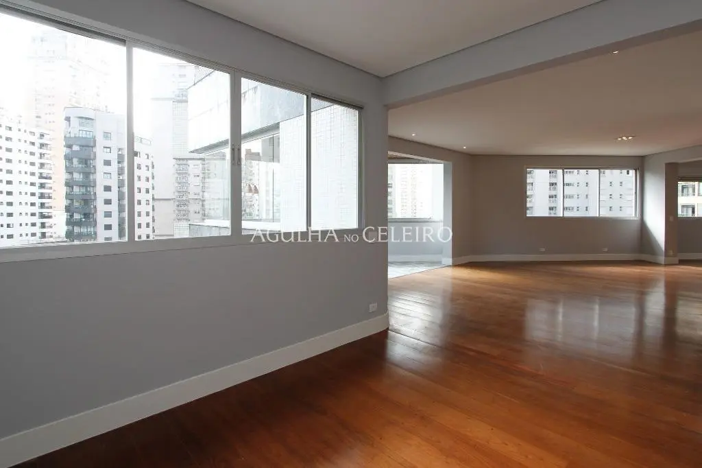 Apartamento reformado de alto padrão com 244 m² úteis. – AP1764