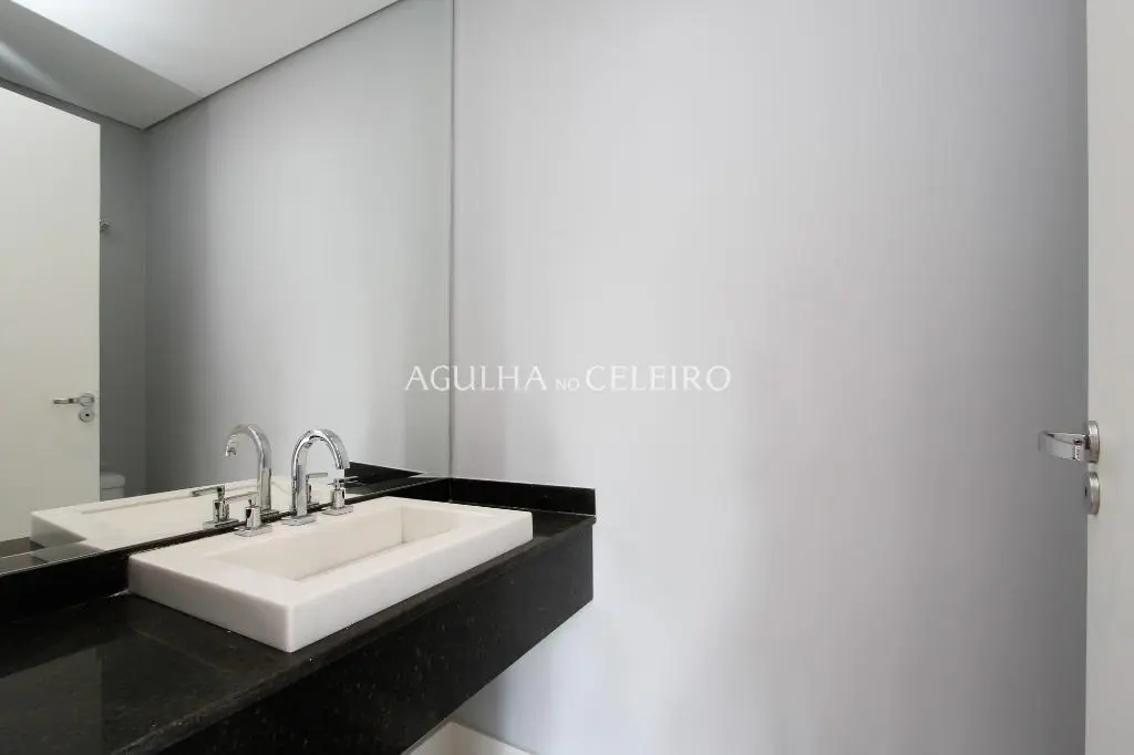 Apartamento reformado de alto padrão com 244 m² úteis. – AP1764