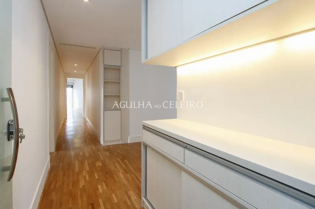 Apartamento reformado de alto padrão com 244 m² úteis. – AP1764