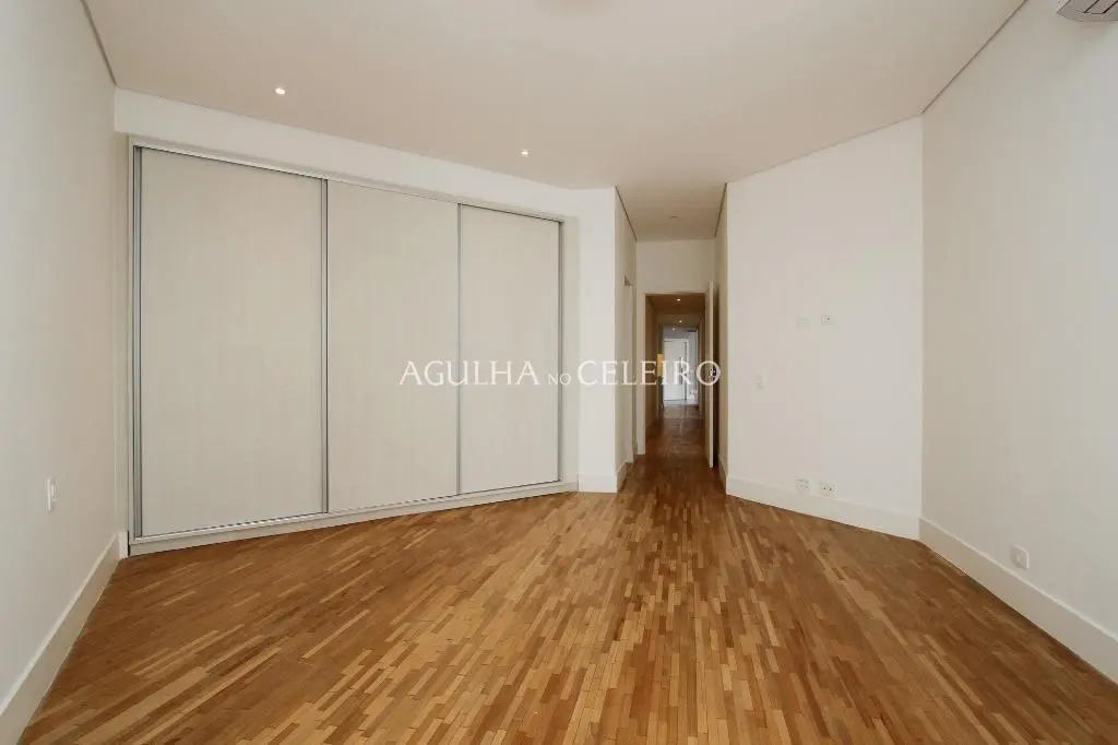 Apartamento reformado de alto padrão com 244 m² úteis. – AP1764