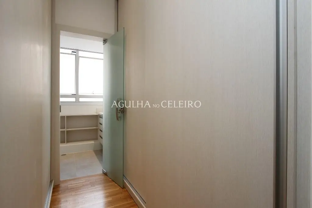 Apartamento reformado de alto padrão com 244 m² úteis. – AP1764