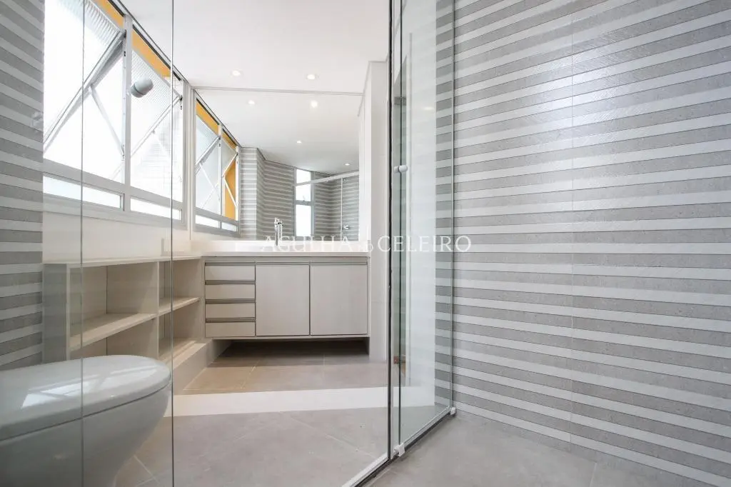 Apartamento reformado de alto padrão com 244 m² úteis. – AP1764