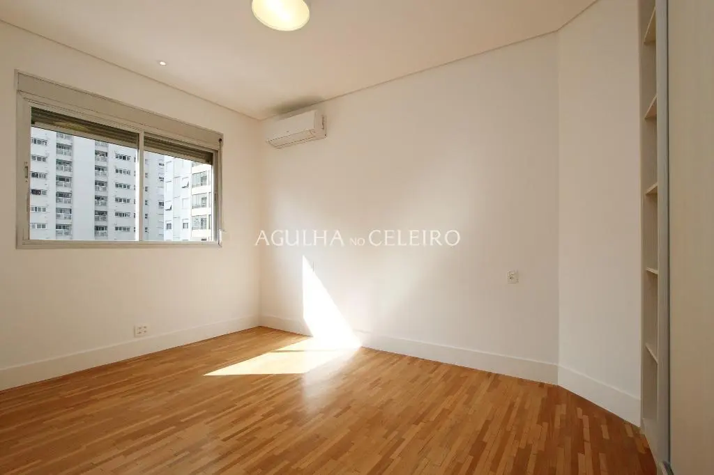 Apartamento reformado de alto padrão com 244 m² úteis. – AP1764