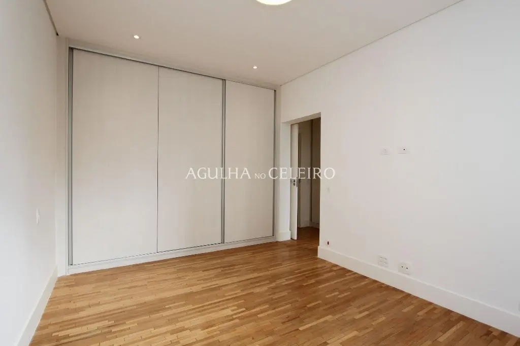 Apartamento reformado de alto padrão com 244 m² úteis. – AP1764