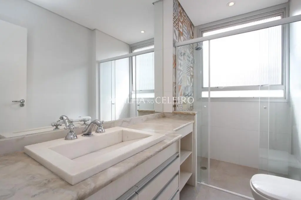 Apartamento reformado de alto padrão com 244 m² úteis. – AP1764