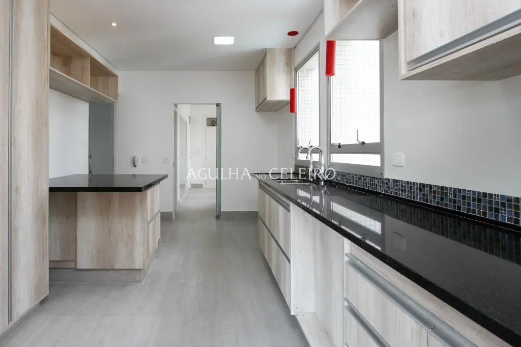 Apartamento reformado de alto padrão com 244 m² úteis. – AP1764