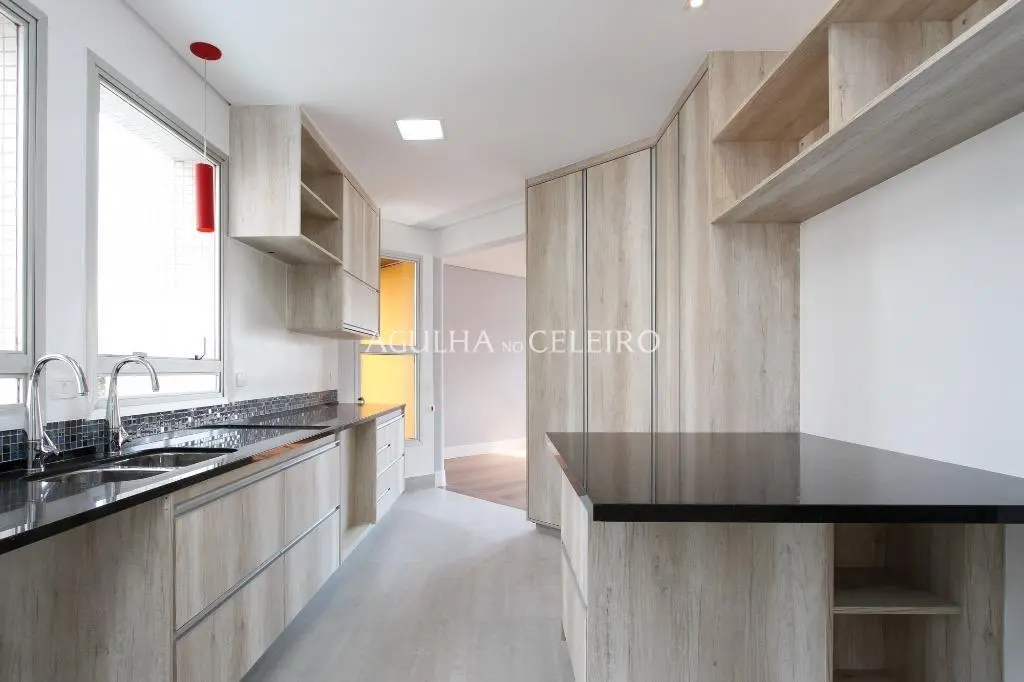 Apartamento reformado de alto padrão com 244 m² úteis. – AP1764