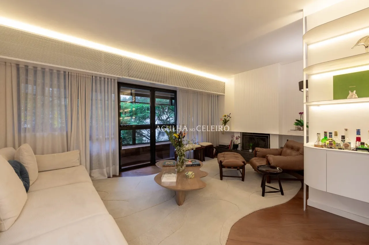Apartamento reformado com 3 suítes e vista para a copa das árvores em Moema. – AP6455