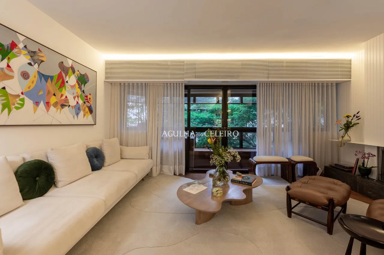 Apartamento reformado com 3 suítes e vista para a copa das árvores em Moema. – AP6455