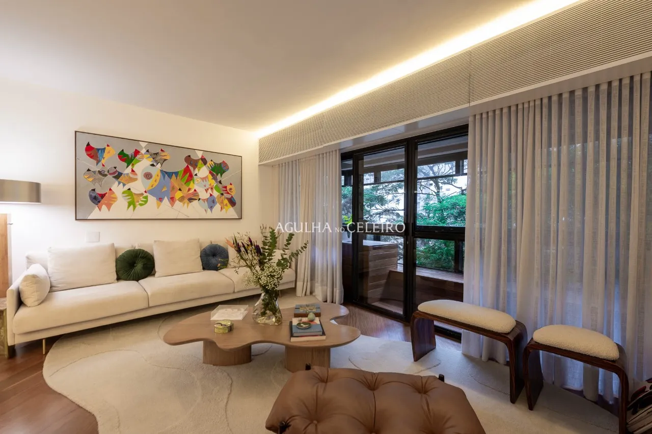 Apartamento reformado com 3 suítes e vista para a copa das árvores em Moema. – AP6455