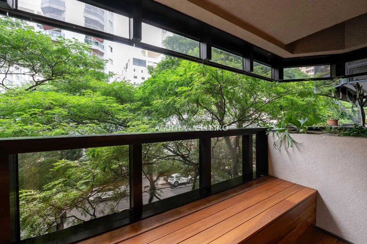 Apartamento reformado com 3 suítes e vista para a copa das árvores em Moema. – AP6455