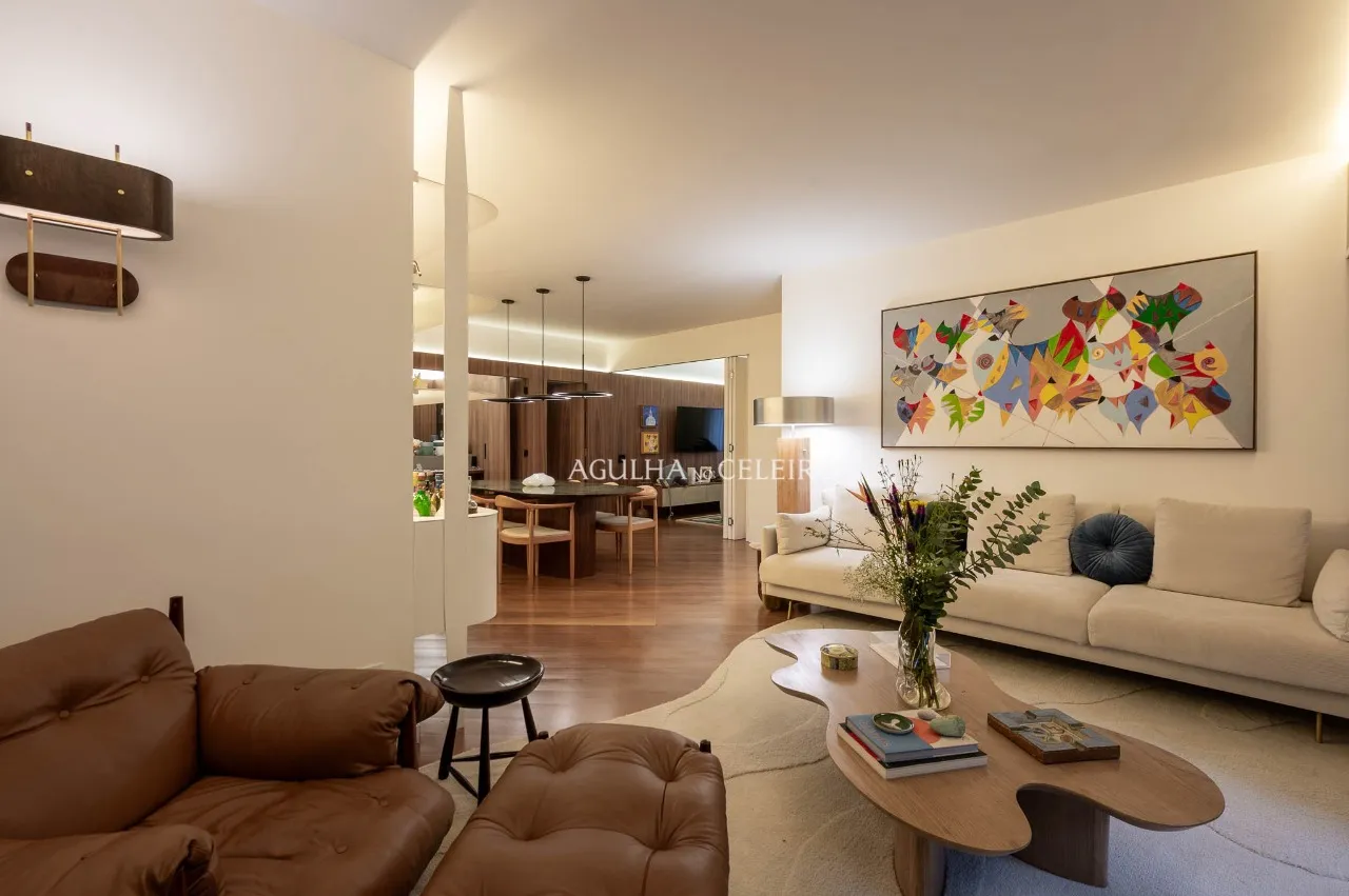 Apartamento reformado com 3 suítes e vista para a copa das árvores em Moema. – AP6455