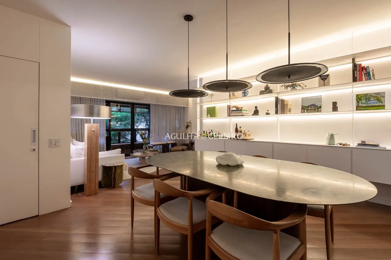 Apartamento reformado com 3 suítes e vista para a copa das árvores em Moema. – AP6455