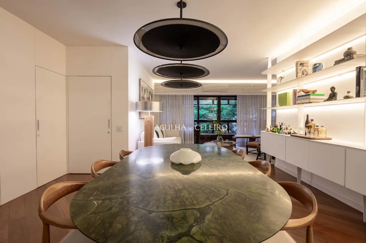 Apartamento reformado com 3 suítes e vista para a copa das árvores em Moema. – AP6455