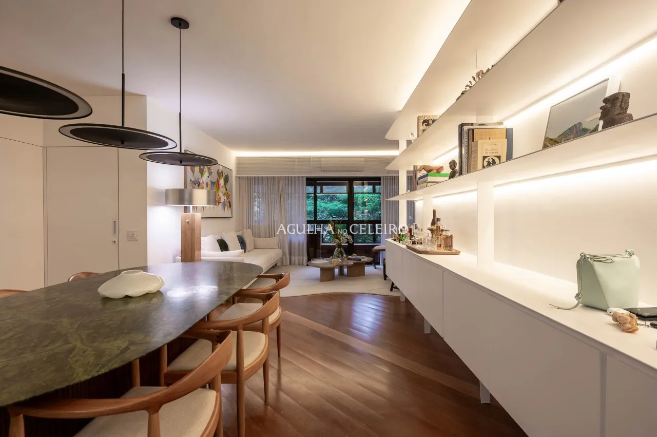Apartamento reformado com 3 suítes e vista para a copa das árvores em Moema. – AP6455