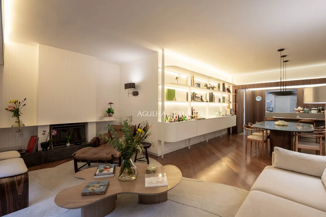 Apartamento reformado com 3 suítes e vista para a copa das árvores em Moema. – AP6455