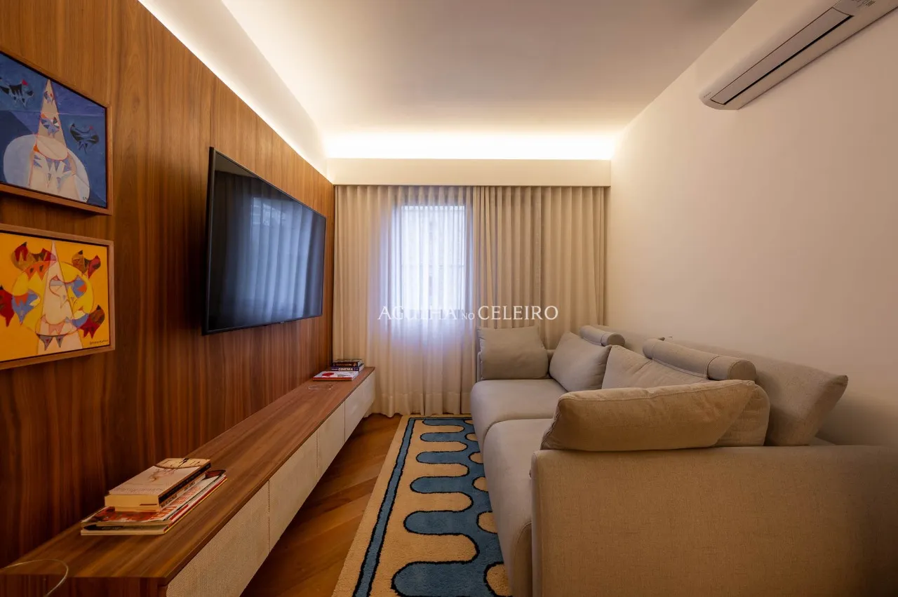 Apartamento reformado com 3 suítes e vista para a copa das árvores em Moema. – AP6455