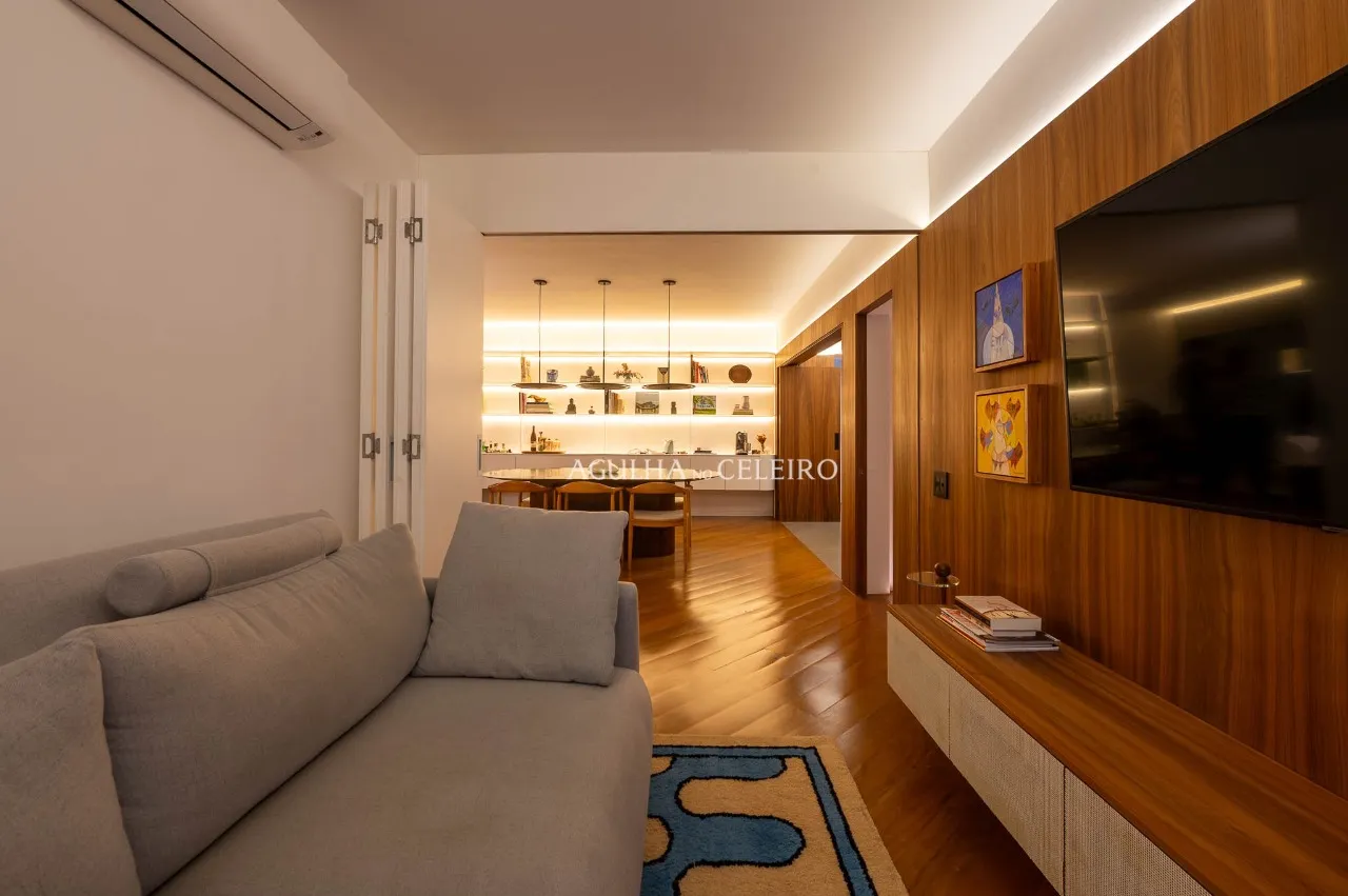 Apartamento reformado com 3 suítes e vista para a copa das árvores em Moema. – AP6455
