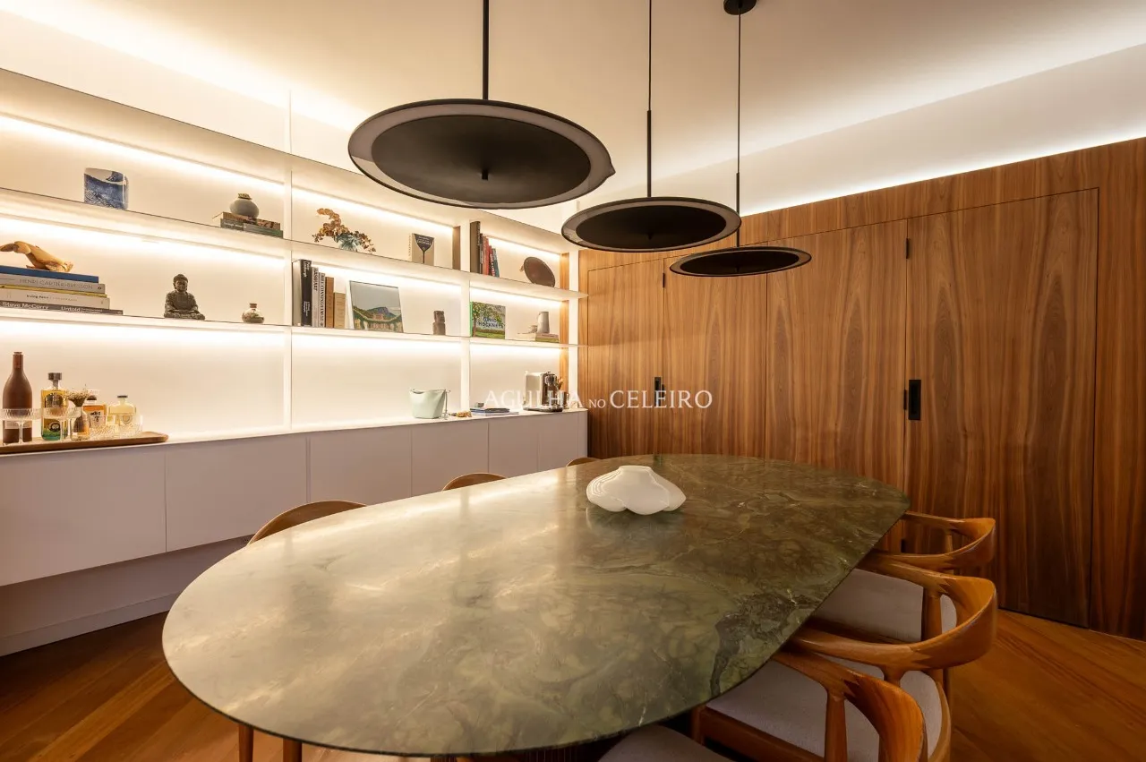 Apartamento reformado com 3 suítes e vista para a copa das árvores em Moema. – AP6455