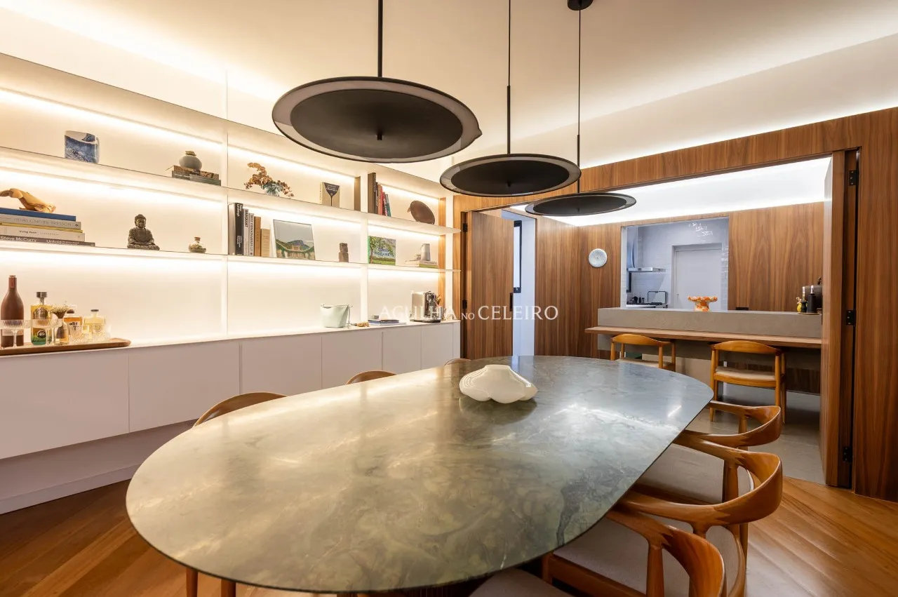 Apartamento reformado com 3 suítes e vista para a copa das árvores em Moema. – AP6455