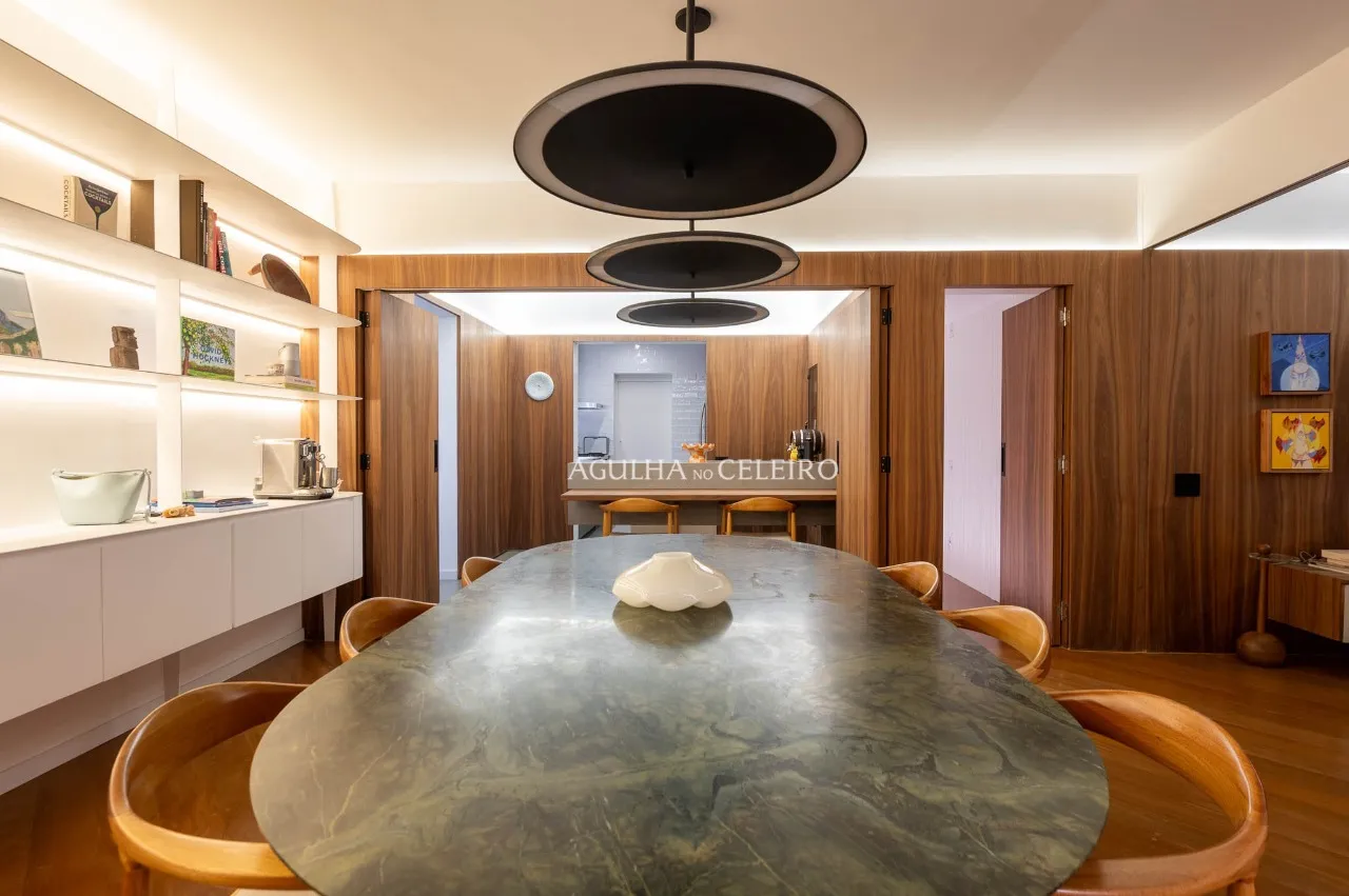 Apartamento reformado com 3 suítes e vista para a copa das árvores em Moema. – AP6455