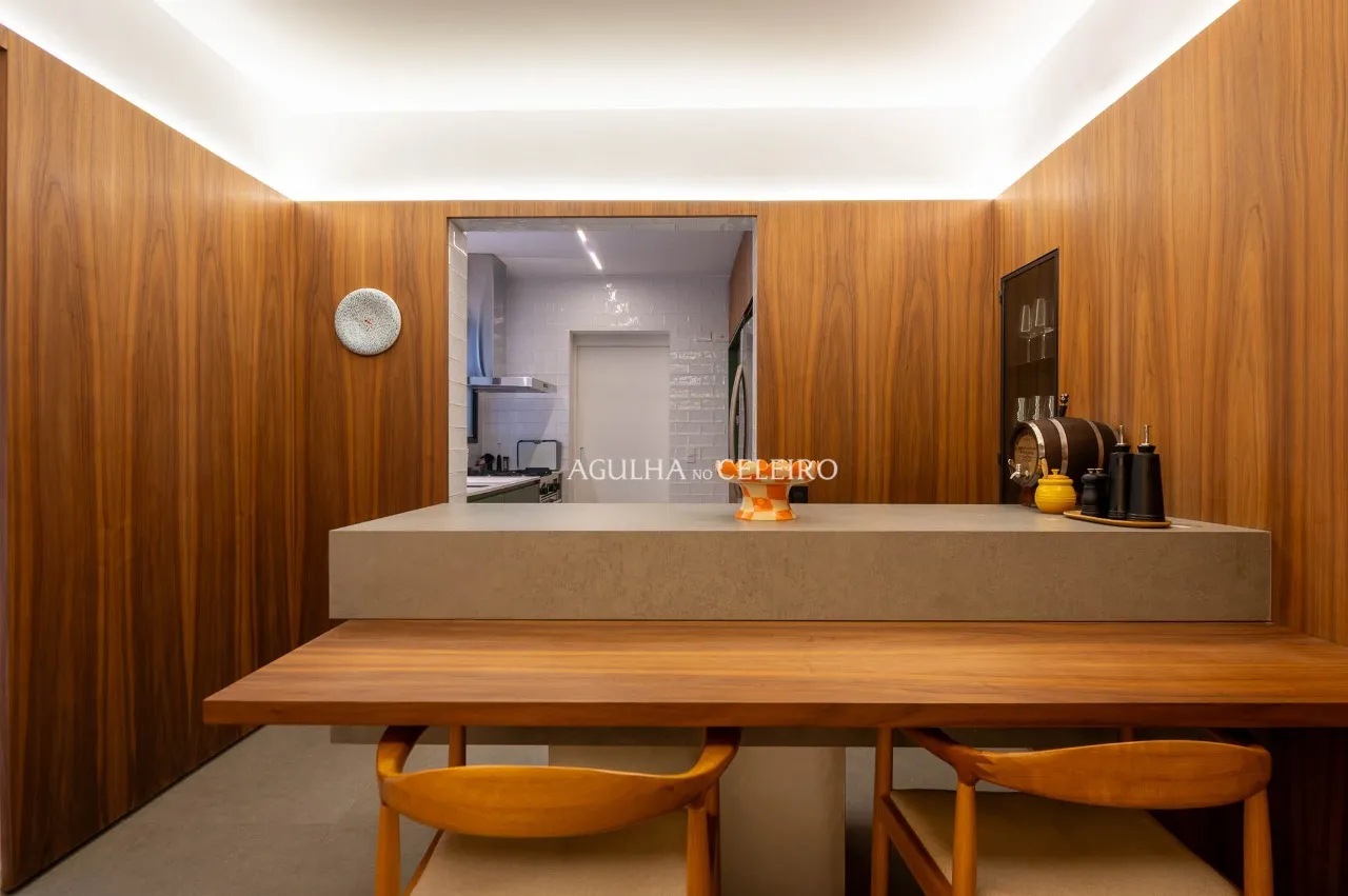 Apartamento reformado com 3 suítes e vista para a copa das árvores em Moema. – AP6455